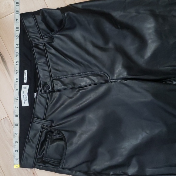 Abercrombie and Fitch The 90s Curve Love Ultra High Rise Vegan Leather Pant Blk - Picture 15 of 17